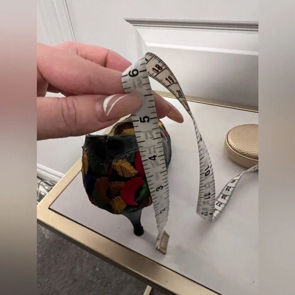 Berne of Switzerland | RARE Vintage Embroidered Pointed Toe Pumps | Size 6 - Picture 13 of 15